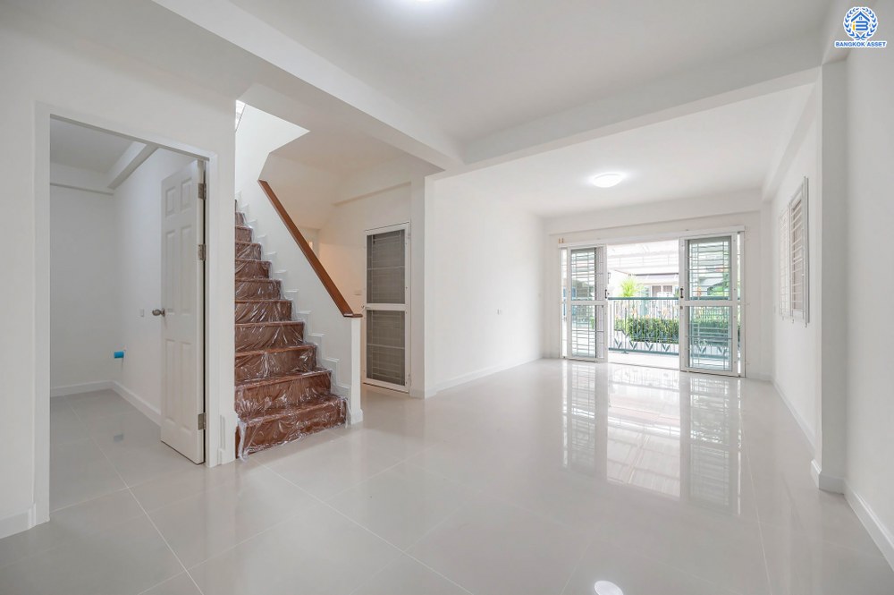 บ้านมือสองตกแต่งใหม่ โครงการ ศุภาลัยวิลล์ ราชพฤกษ์-บางบัวทอง เนื้อที่ 38.1 ตร.ว. พื้นที่ใช้สอยเยอะกว่า 184.98 ตร.ม. ตอบโจทย์ทุกการอยู่อาศัย ฟังก์ชัน 3 ห้องนอน 2 ห้องน้ำ 2 ที่จอดรถ บนทำเลเชื่อมต่อ รถไฟฟ้าสายสีม่วง "สถานีบางพลู" รายล้อมด้วยสิ่งอำนวยความสะดวกมากมาย